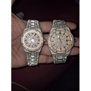 Montre à quartz surdimensionnée Iced Out pour la conception de pièces de déclaration Trendsetters Heavy Shine avec fenêtre à cadran en verre - Product Image 1