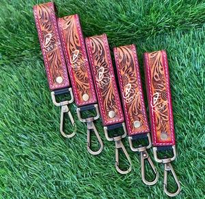 Porte-clés en cuir élégant sculpté à la main Porte-clés en cuir imprimé floral en relief Accessoires en cuir outillé Porte-clés mignons - Product Image 1