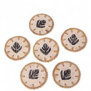 แผ่นรองแก้วโบฮีเมียนประดับมุกธรรมชาติ ขอบหวายธรรมชาติ ทำด้วยมือ สำหรับโต๊ะกาแฟ เวียดนาม - Product Image 1