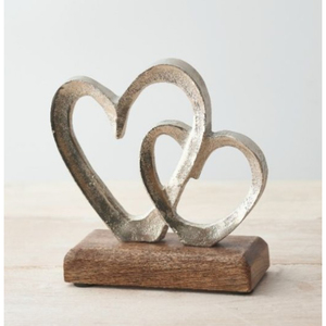 Elegante escultura de metal de corazones entrelazados en base de madera obra maestra de amor romántico para decoración del hogar y regalos de aniversario - Product Image 1
