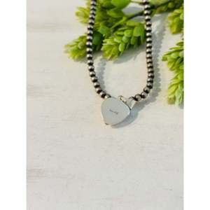 Colgante Religioso Clásico del Suroeste con Diamantes y Perlas, Concha Rosa y Corazón de Plata de Ley con Cadena de Caja Chapada en Rodio, Regalo - Product Image 4