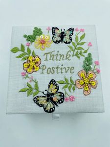 Caja de Almacenamiento de Joyas de Algodón Bordada a Mano con Diseño Floral de Mariposas, Portátil, Personalizable, Colores Mezclados - Product Image 2