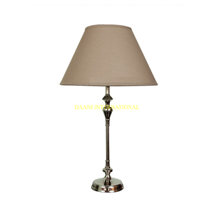 โคมไฟตั้งโต๊ะโลหะสีทองหรูหราพร้อมเฉดสีผ้าอบอุ่นสีน้ำตาลเหมาะสำหรับตกแต่งห้องนอนห้องนั่งเล่นและสำนักงาน - Product Image 2