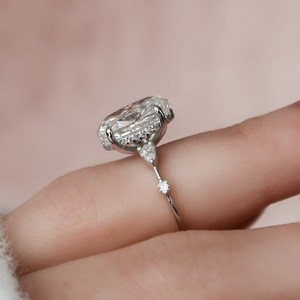 แหวนเพชรโมอิสทรงรีทรงรีทรงรีสีทอง14K ได้รับการรับรองสำหรับการหมั้นหรือแหวนครบรอบ - Product Image 2