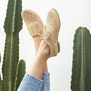 Vente en gros de pantoufles et sandales marocaines faites à la main en raphia, chaussures tissées écologiques pour femmes et hommes, commande en gros, fournisseur direct - Product Image 1