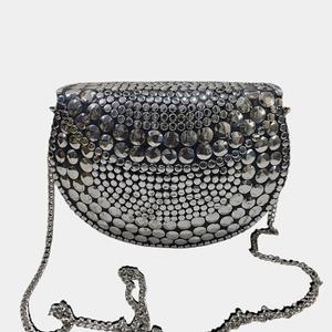 Pochette vintage moderne de créateur pour femmes Sac à main en perles de métal argenté avec sculpture polie pour femmes et filles - Product Image 1