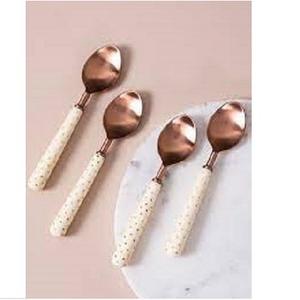 Ensemble de couverts en acier inoxydable de style occidental avec manche en résine blanche faite à la main pour les fêtes - Product Image 3