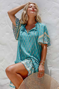 Vestido corto bohemio gitano hecho a mano de diseñador elegante de manga corta con volantes estampados de verano para mujer - Product Image 3