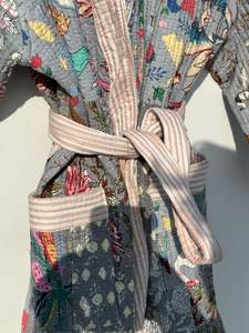 Venta al por mayor lote indio hecho a mano Patchwork algodón Kantha chaqueta para mujer bata acolchada Chaqueta larga de invierno - Product Image 6