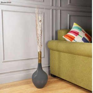 Maceta metálica con estampado floral colorido sobre un trípode dorado para hierbas. Disponible a precios de mayoreo. - Product Image 2