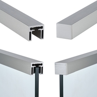 Moderner, einfacher Zaun für den Außenbereich: Balkon- und Treppengeländer aus Glas mit rahmenlosem Balustraden-Design, LED-Lichtleisten-Klemmsystem und U-förmigem Aluminiumkanal
