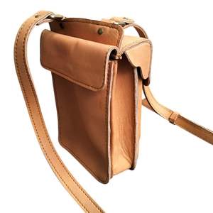 Elegante Bolso Cruzado de Cuero Genuino para Mujer, Hecho a Mano, Estilo Atemporal, para Uso Diario, Hecho en Indonesia - Product Image 4