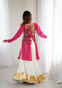 Haut élégant en faux georgette avec imprimé numérique en fil codi et glands, associé à un lehenga en soie beurre avec des franges en gota patti cousues, taille 44 - Product Image 3