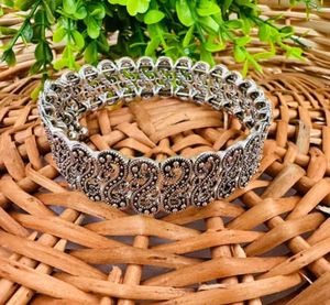 Bracelet élégant en argent oxydé Bracelet flexible de taille libre pour femmes Bijoux ethniques vintage pour un usage quotidien et des occasions festives - Product Image 4