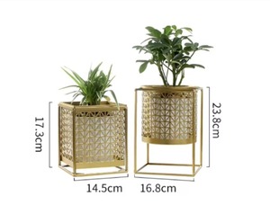 Pots de fleurs décoratifs en fer enduit de poudre d'or noir support créatif petit carré intérieur jardin planteur décoration de la maison Pack 3 - Product Image 1