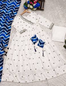 Elegancia bordada estilo Bollywood envuelta en hilos de amor granate para una celebración atemporal para una fiesta - Product Image 6