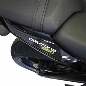 Adesivi 3D Personalizzati per Protezione Laterale Serbatoio Moto Triumph Daytona 660 2024 - Product Image 1