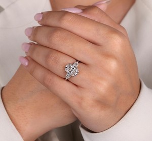 Anillo de Compromiso de Lujo de Oro de 14K con Diamante Cultivado en Laboratorio de Tres Piedras en Forma de Pera de 3.53 CTTW, Claridad VVS2, Chapado en Rodio, Certificado IGI, Venta al por Mayor - Product Image 6