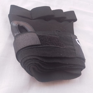 Mains enveloppantes rembourrées en gel néoprène demi-doigt unisexe avec fermeture velcro réglable pour la boxe et la musculation MMA - Product Image 5