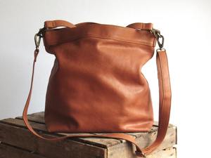 Sac hobo tendance en cuir tanné pour femme, sac à bandoulière souple, sac à main vintage couleur cognac bonbon, avec poche zippée et deux lanières - Product Image 6