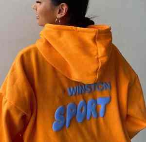 Sweat à capuche classique imprimé en relief, confectionné avec un intérieur en polaire doux, imprimé en relief audacieux et coupe décontractée streetwear. - Product Image 4