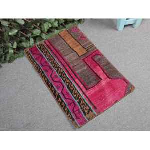 Tapis vintage 1,6 x 2,4 pieds, tapis turc abstrait rouge en laine - Product Image 1