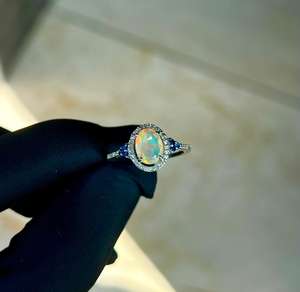 Anillo de Compromiso Fino de Plata de Ley 925 con Baño de Rodio y Diamantes, con Ópalo Etíope Facetado Natural y Zafiro Azul - Product Image 2