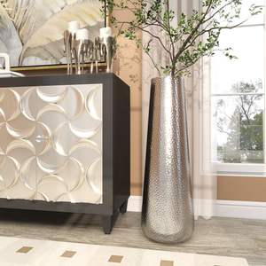 Vase moderne élégant en aluminium moulé Décor intemporel de bureau à domicile avec personnalisation pour les arrangements floraux de mariage - Product Image 5