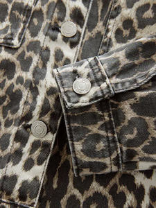 Dernière veste en coton boxy avec logo personnalisé pour femmes, imprimé léopard, fermeture à bouton, conçue pour les femmes pour un confort en toutes saisons - Product Image 4