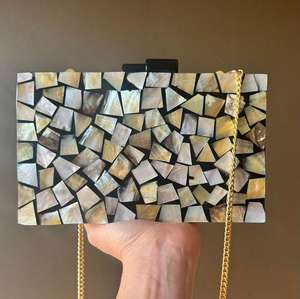 Bolso de Mano Clutch con Incrustaciones de Nácar Hecho a Mano, Ecológico y de Venta Caliente, en Color Blanco MOP con Cadenas para Niñas y Damas - Product Image 1