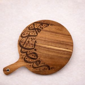 Tabla de Servir Redonda de Madera Personalizada con Diseño de Media Luna y Linterna de Ramadán Mubarak, Elegante para Servir y Regalar - Product Image 4