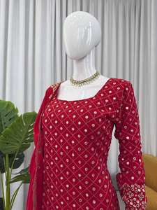 Entrez dans un charme sans effort avec notre ensemble exclusif de salwar kameez pour femmes en 3 pièces, tenue décontractée pour les fêtes, cousu avec élégance - Product Image 4