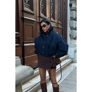 Chaqueta vaquera azul marino para mujer con detalles plisados - Product Image 5