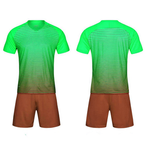 Ensemble de maillots et shorts de football de club de qualité supérieure avec logo et impression de numéros Uniforme de football d'approvisionnement d'usine OEM - Product Image 4