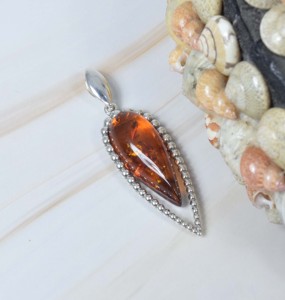 Colgante con forma de pera de ámbar Báltico natural de sólida plata de ley 925 - Product Image 1