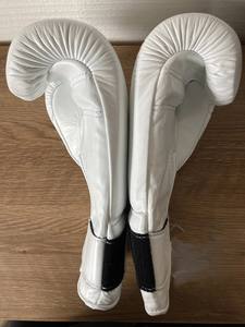 Gants de boxe MMA en cuir de conception OEM, support de poignet à boucles et crochets, imperméables, évacuant l'humidité, doigts complets, légers, pour l'entraînement - Product Image 5