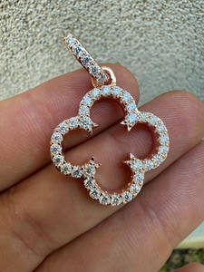 Pendentif fleur de trèfle ouvert en diamant Moissanite glacé plaqué or rose 14 carats pour bijoux de mode pour femmes - Product Image 3