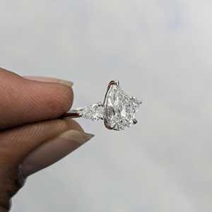 Bague de fiançailles à trois pierres en diamant de laboratoire certifié IGI 1,90 carats, pureté D-E-F VVSVS, forme poire - Product Image 4