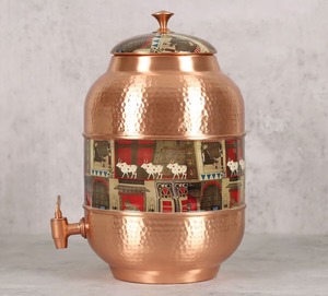 Olla de agua de cobre duradera con tapa ajustada y grifo para uso en exteriores que proporciona agua fresca y segura para familiares e invitados durante todo el día - Product Image 3