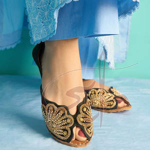 High Quality Latest <b>Design</b> Women Khussa Customized Color Handmade Printed Anti-Slippery Velvet Upper All Seasons - Product Image 3