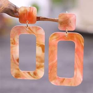 Pendientes de aro de acrílico con patrón de amor elegante, diseño de resina geométrico clásico para mujer, para fiesta, negocios, joyería de moda de Navidad - Product Image 1