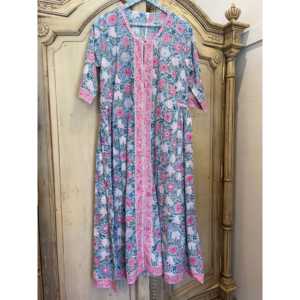 Robe Kurta décontractée en coton à silhouette ample BHOPALI, en mousseline bleu ciel avec imprimé floral et taille naturelle - Product Image 1