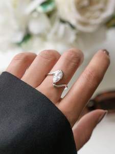 แหวนเงินแท้ 925 ชุบทอง ประดับเพชรคิวบิกเซอร์โคเนียทรงมาร์ควิส ขนาด 6x12 มม. คุณภาพ AAAAA แบบมินิมอล สไตล์คริสเตียน สำหรับงานหมั้น - Product Image 4