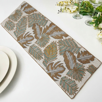 Chemin de table moderne fait main avec des perles florales, décoration brodée pour une salle à manger élégante et des ambiances festives