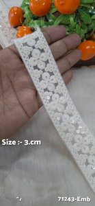 Lacets brodés de couleur blanche conçus sur mesure sur tissu de base en filet pour l'embellissement des robes de mariée et la revente - Product Image 2