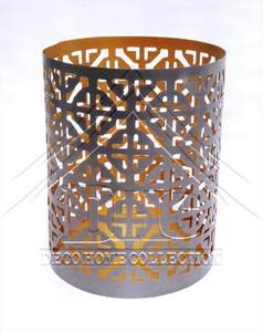 Porte-bougie unique en métal antique, conçu pour rehausser les intérieurs rustiques vintage et l'artisanat de détail exquis - Product Image 2