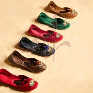 Calzado de Mujer al por Mayor a Precio Razonable, Diseño Nuevo, Fabricación Profesional, Antideslizante, de Cuero Genuino y Terciopelo - Product Image 4