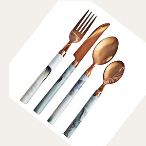 Ensemble de 3 couverts en acier inoxydable utilisés dans les ustensiles de cuisine Table à manger Café Usage domestique Couverts enduits de couleur cuivre Poignée incurvée - Product Image 6