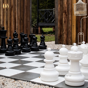 Grand plateau d'échecs extérieur <span class=keywords><strong>en</strong></span> marbre sculpté à la main avec des pièces de jeu surdimensionnées - Product Image 1