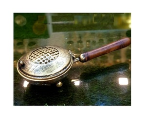 Elegante quemador de incienso de latón con detalles antiguos Vintage para decoración del hogar y relajación con acabado pulido dorado - Product Image 2